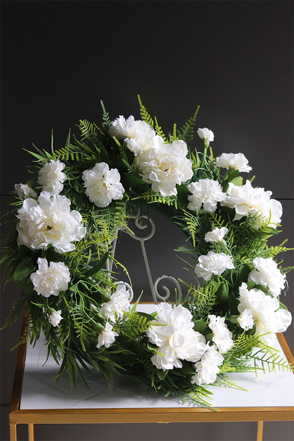 Białe Goździki, wianek białych kwiatów