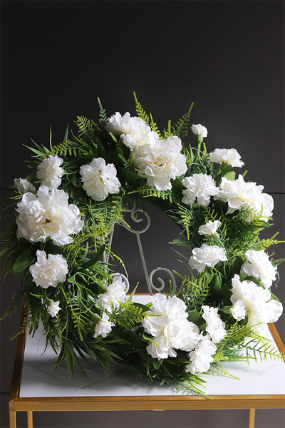 Białe Goździki, wianek białych kwiatów