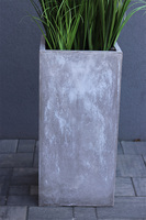 Concrete Simple, sztuczna trawa w betonowej donicy