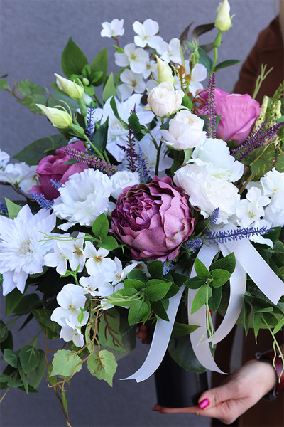 Nerasa, bukiet nagrobny z białych i fioletowych kwiatów, wys.52cm