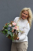 Vivaldi Round, kompozycja kwiatowa w złotej misie