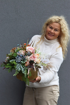 Vivaldi Round, kompozycja kwiatowa w złotej misie, wym.37x46cm 