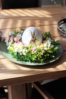 Zieleń Wielkanocna, stroik z jajem na talerzu,