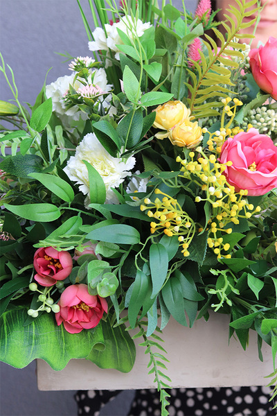 Gerris Yellow, kompozycja nagrobna w naczyniu, wym.70x79x50cm 