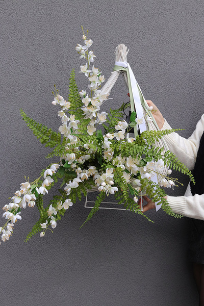 Biały Płomień, dekoracja nagrobna z lampionem