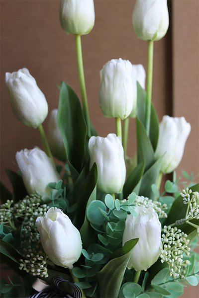 Biel Tulipanów, dekoracja kwiatowa z tulipanami