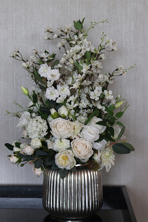 Easter Hotels, dekoracja wielkanocna w srebrnym naczyniu