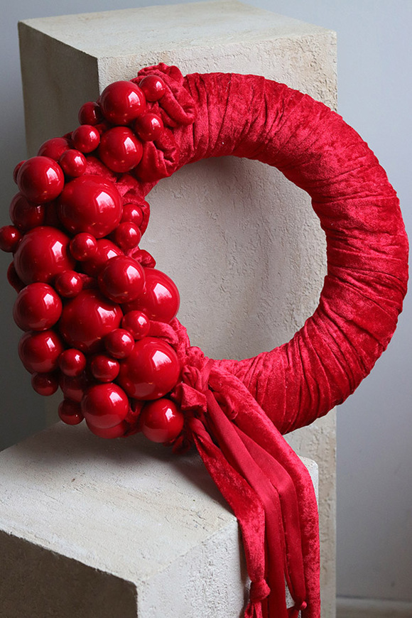 Red Velvet Xmas, świąteczny wianek z bombkami