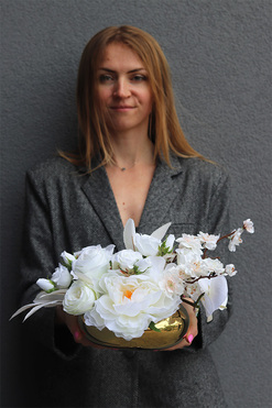 Lorient Gold, kompozycja kwiatowa w złotej misie, wym.25x40x27cm