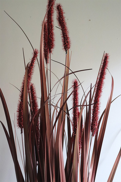 Reddania sztuczna trawa kwitnąca w donicy