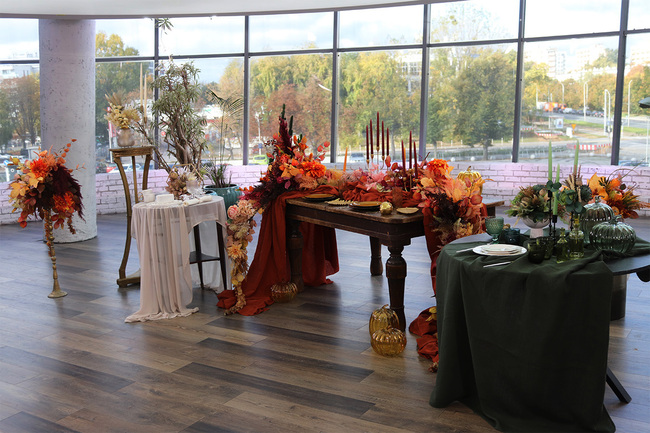 Green November Jazz, kompozycja kwiatowa w białym pucharze