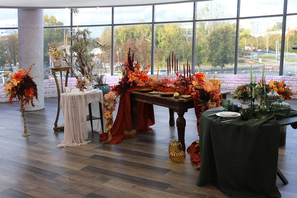 Green November Jazz, kompozycja kwiatowa w białym pucharze