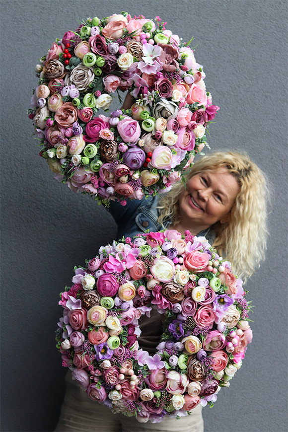 Perrasa Neriala, piękny kwiatowy wianek na drzwi