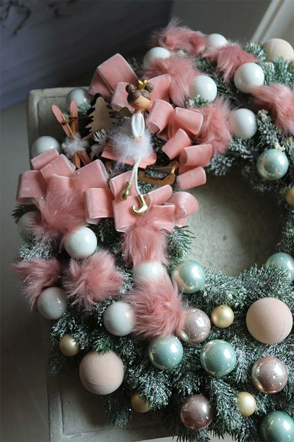 Pudrowa Balerina, świąteczny różowy wianek dekoracyjny
