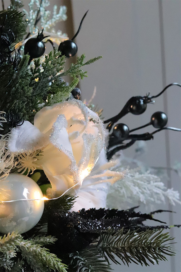 Granatowa Landia, realistyczna choinka świąteczna z przybraniem