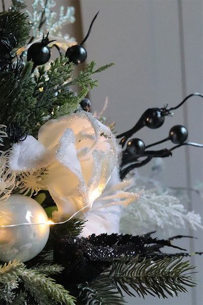 Granatowa Landia, realistyczna choinka świąteczna z przybraniem