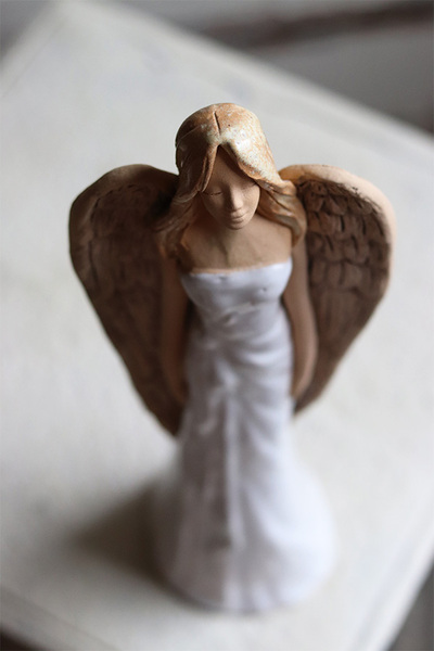 świąteczna figurka Anioł ceramiczny