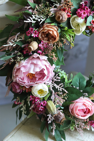 Bretania, atrakcyjny kwiatowy wianek na drzwi, śr.42cm