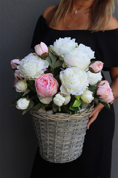 Summer Peonies, kosz z jasnymi kwiatami
