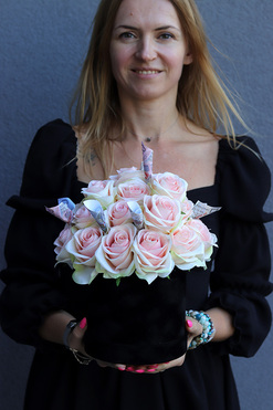 OD RĘKI Pink Roses, flowerbox okolicznościowy z kwiatów sztucznych, wys.30cm