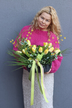 Wiosenne Wspomnienia, kompozycja nagrobna w misie, wym.48x57cm