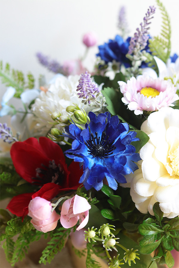 Mazuria Gold, kompozycja kwiatowa w naczyniu