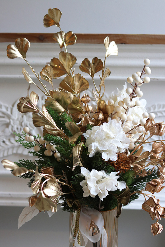 Jerusalem Gold Winter, świąteczny bukiet kwiatów w wazonie	