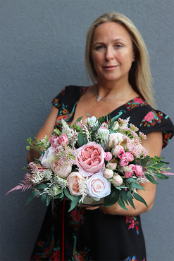 Yselia Small, kompozycja kwiatowa w metalowym naczyniu, wys.22x39cm