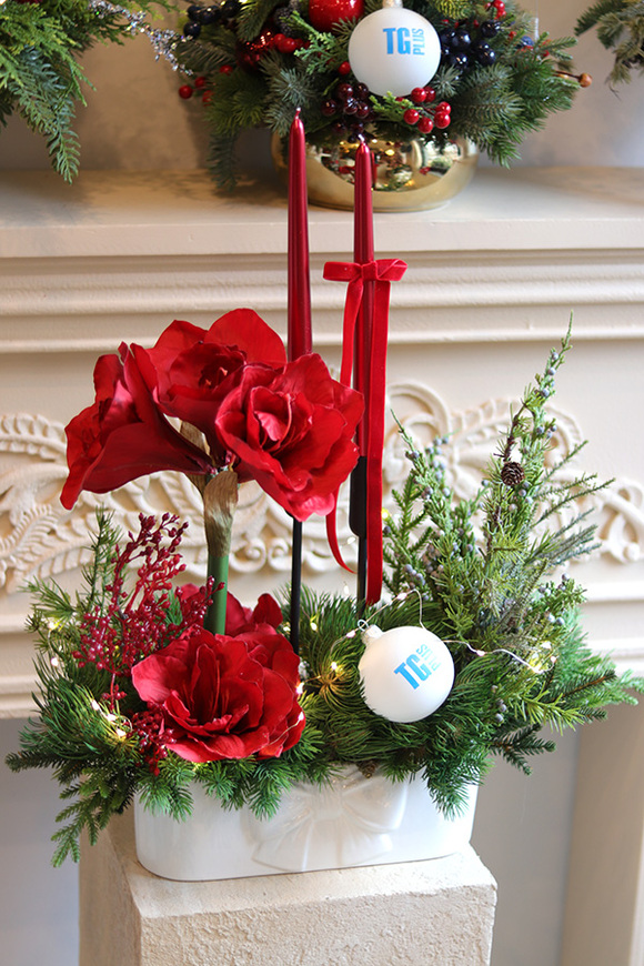 Amarylis Denerra Branding, świąteczna kompozycja z czerwonymi kwiatami