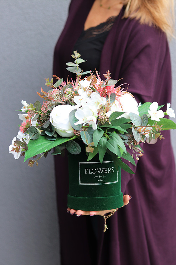 Florencja Small 2, welurowy flowerbox z białymi kwiatami, wys.37cm