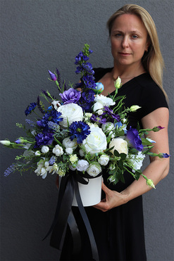 Leosława Tassano, biało - niebieska kompozycja nagrobna, wys.55cm