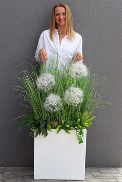 Fiberglass Marco Fretera, sztuczne trawy w białej donicy, wys.120cm 