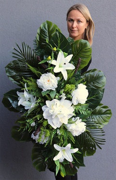 Malezja, wiązanka nagrobna z białymi liliami, dł.90cm