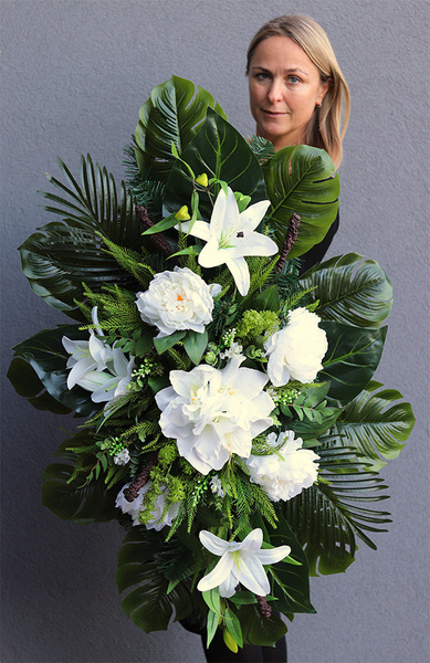 Malezja, wiązanka nagrobna z białymi liliami
