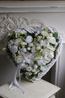 Biała Dama, wieniec nagrobny w kształcie serca