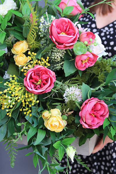 Gerris Yellow, kompozycja nagrobna w naczyniu, wym.70x79x50cm 