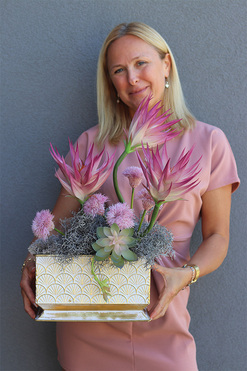 Pastelonia Echmea, kompozycja kwiatowa w metalowej doniczce, wym.34x45cm