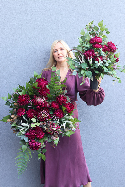 Chryzantemy Bordo, bukiet nagrobny we wkładzie