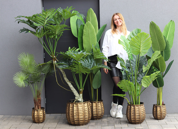 Bananowiec, sztuczne drzewko w osłonce donicy