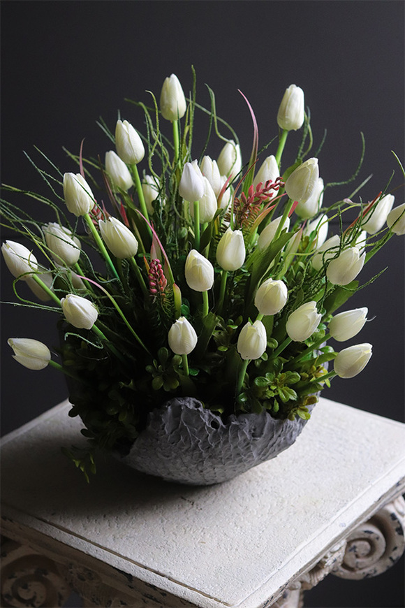 Tulippe Volcan Bianco, kompozycja nagrobna w misie