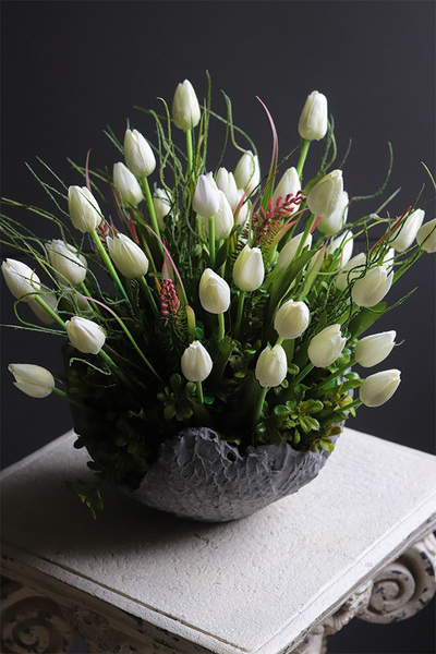 Tulippe Volcan Bianco, kompozycja nagrobna w misie