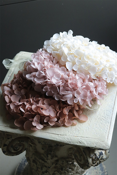 Leossi White, dekoracyjny wianek z hortensji