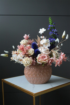 OD RĘKI Sevilla, kompozycja kwiatowa w wazonie, wym.46x45x28cm 