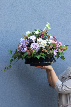 Meriete Violet, kompozycja nagrobna w naczyniu, wym.43x54cm