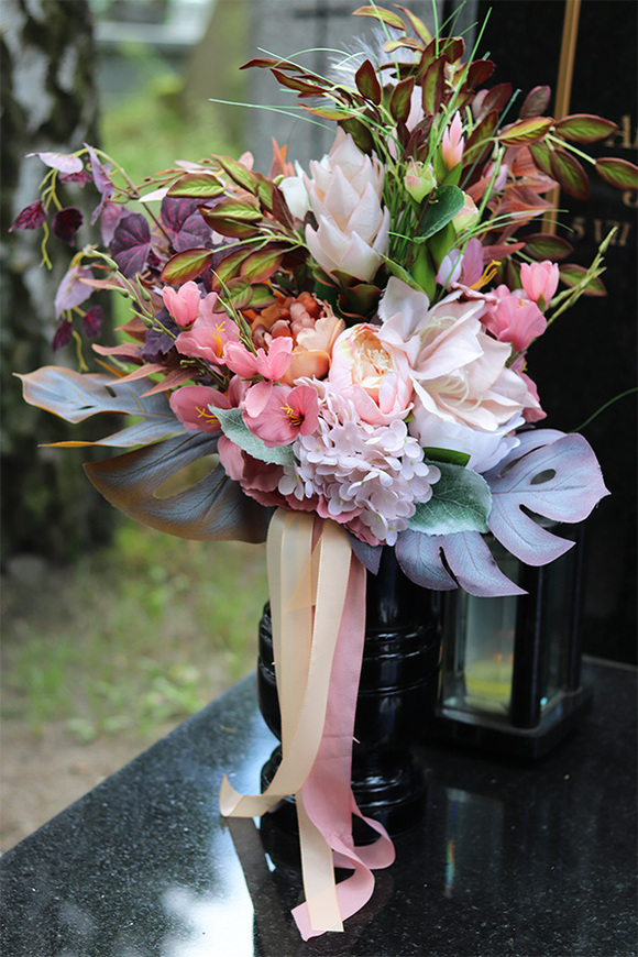 Beige Greta, bukiet nagrobny w pastelowych kolorach