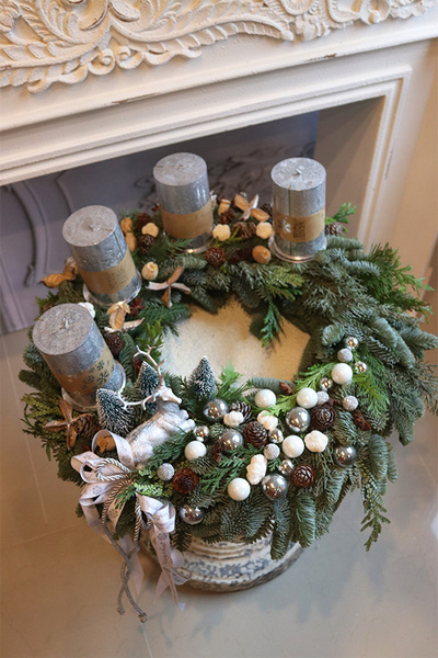 Nature House, adwentowy wianek stroik na żywym spodzie