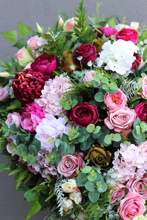 Memorista Nebrana, duża wiązanka nagrobna