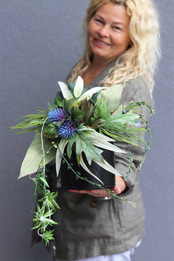 Denilea, kompozycja z zielonych roślin w metalowym naczyniu, wys.30cm