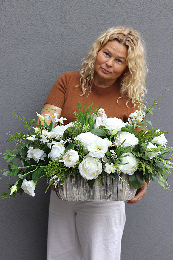 Aniela, dekoracja nagrobna w drewnianej skrzyneczce