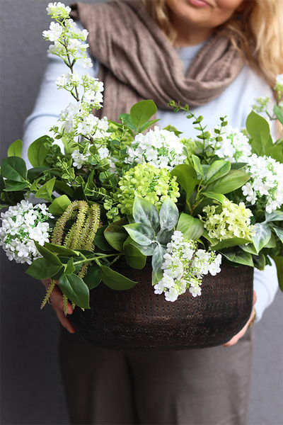 Wiosenna Kalina, kompozycja kwiatowa w owalnej misie